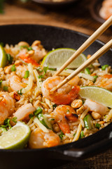 Fried rice with shrimp in Thai.