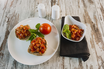 friselle pugliesi condite con olio sale pomodoro fresco e origano dall'alto
