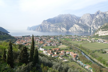 Naklejka premium Marmitte dei giganti - panorama di Torbole dal sentiero