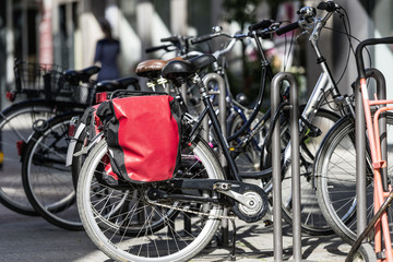 Fototapeta na wymiar Fahrradständer am Straßenrand