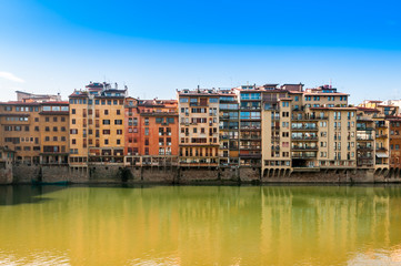 Fototapeta na wymiar Façades sur l'Arno à Florence en Toscane, Italie