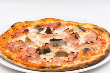 Pizza prosciutto e funghi.