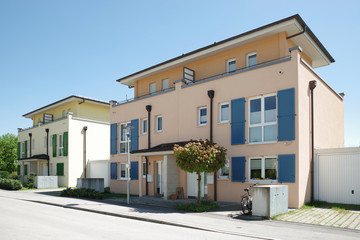 Fototapeta na wymiar Neue Häuser in einer Wohnsiedlung, moderne Architektur