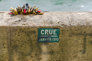 Paris, Seine, level of floods in 1910, and love padlocks