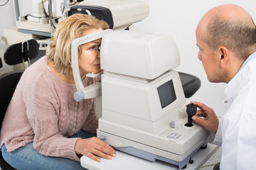 Obraz premium Checking eyesight in clinic.