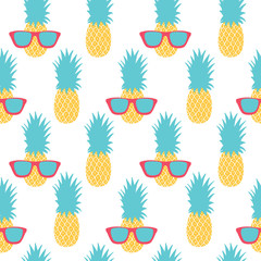  Seamless pattern with pineapples. Vector illustration
