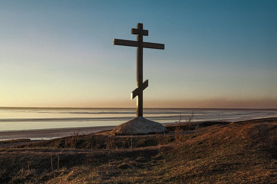 orthodox cross on the Aleksandovy mountain overlooking the lake stiffening Pleshcheevo ice.