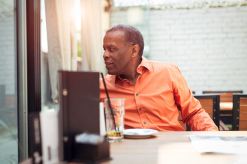 Obraz premium African American man sitting in a cafe