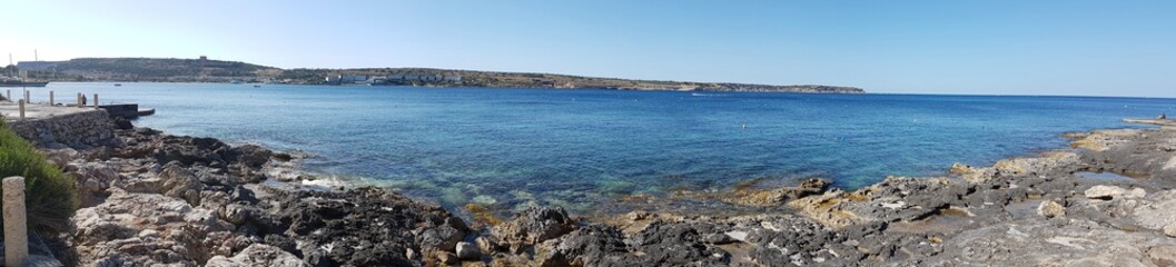 Skalisty brzeg morza śródziemnego na Malcie - obrazy, fototapety, plakaty