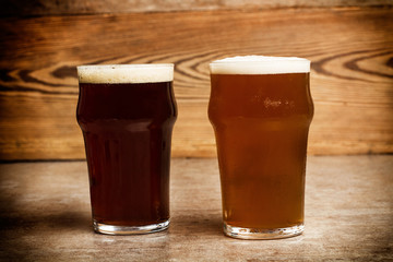 Dos vasos de Cerveza sobre mesa de madera rústica. Vista de frente