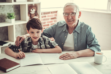 Obraz premium Grandpa and grandson