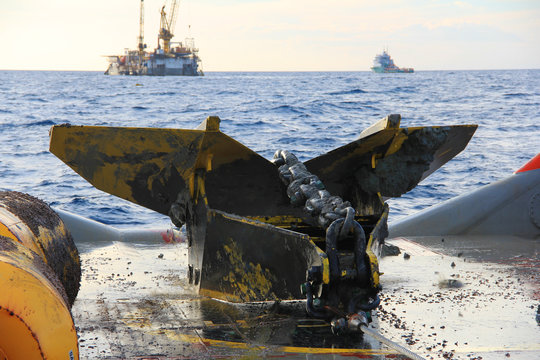 Stingray anchor handing on tug suppy