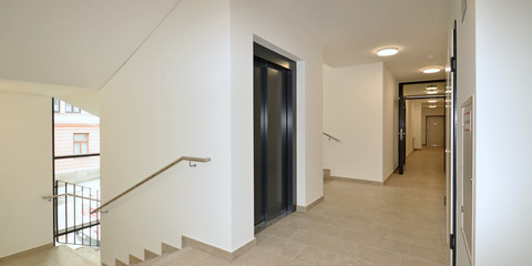 Lift mit Treppenhaus
