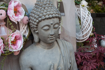 détail bouddha en décoration chez un fleuriste dans la rue 