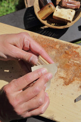 femme senior fabriquant des bijoux artisanaux