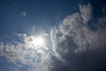 Naklejka na ściany i meble 輝く太陽と青空「空想・雲のモンスターたち（白雲のモンスターのかげで涼む黒いモンスター）」紫外線、熱中症、夏バテ対策、日陰、涼む、未来、などのイメージ。右下などに文字スペース