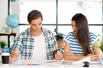 Obraz premium Two office workers at the desk