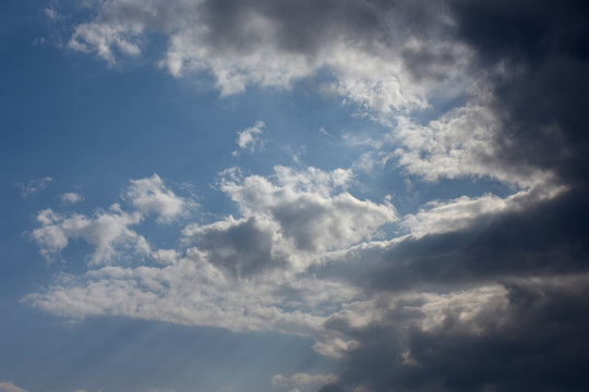 青空と雲 空想 雲のモンスター 左側の細い雲の上を歩いているような犬のイメージなど 自由 遊ぶ 微笑ましい 楽しいなどイメージ 黒い雲などに文字入れスペース Stock Foto Adobe Stock