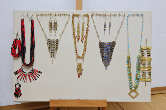 bijoux colliers artisanaux, pendentifs avec perles 