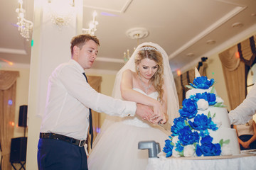 cutting the wedding cake