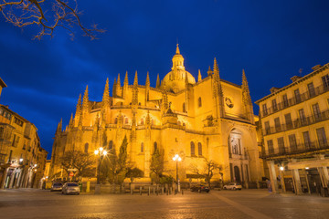 Fototapeta na wymiar SEGOVIA, SPAIN, APRIL - 15, 2016: The Plaza Mayor square and the Cathedral Nuestra Senora de la Asuncion y de San Frutos de Segovia at dusk.