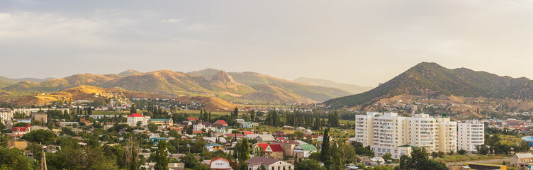 Вид на город Судак и горы в Крыму утром - obrazy, fototapety, plakaty