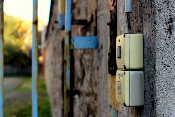 DDR Schalter an Steinwand