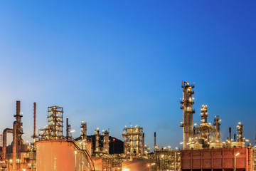 Obraz na płótnie Canvas Refinery plant of a petrochemical industry at night 