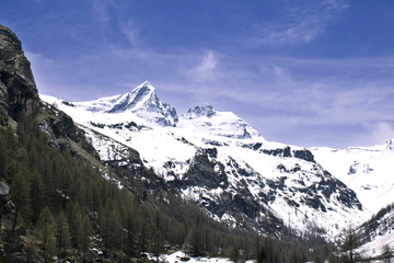 La alta Valsavaranche,innevata, con sullo sfondo la Becca di Monciair .