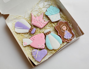 gingerbread girl, dress, crown, balloon, cupcake and heart in box, biscuits for the Princess