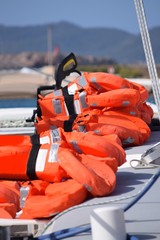 Rettungswesten auf einem Boot im Mittelmeer