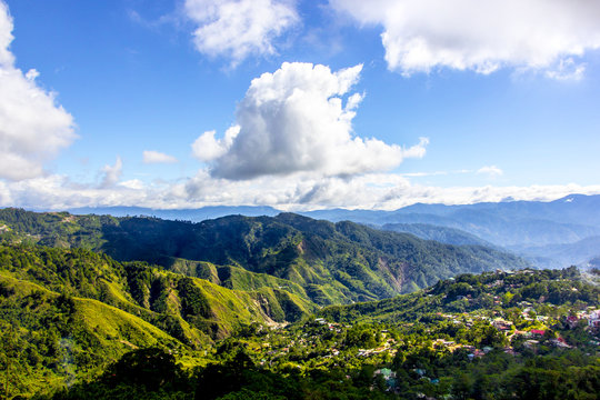 フィリピンの空に揺蕩う雲と山並み © 久美子 中嶋