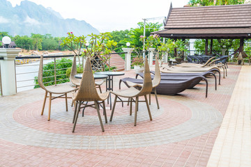 Obraz premium Zewnętrzne patio z pustym krzesłem i stołem