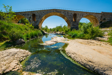 Fototapeta na wymiar Pont Julien. Ancien pont romain en Provence. France. La rivière Calavon.