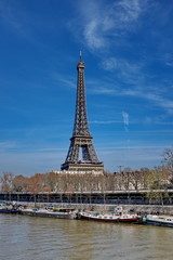 Fototapeta na wymiar Tour Eiffel , la Seine avec péniches et ciel bleu. Paris
