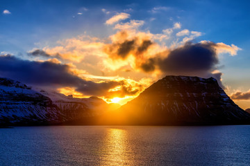 Fototapeta premium Sunset behind the famous mountain Kirkjufell in Iceland