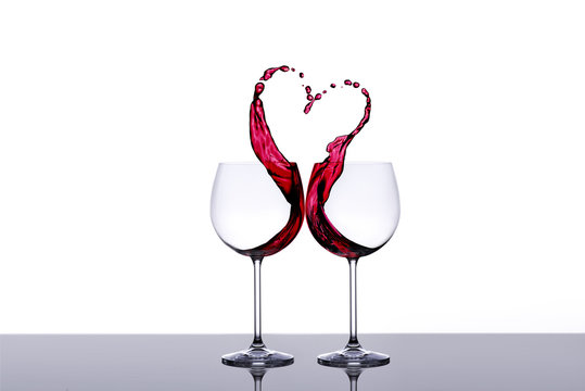 Zwei Weingläser und ein Herz aus Wein