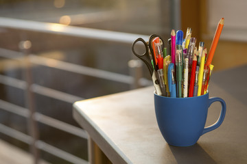 Tasse blau mit Stiften