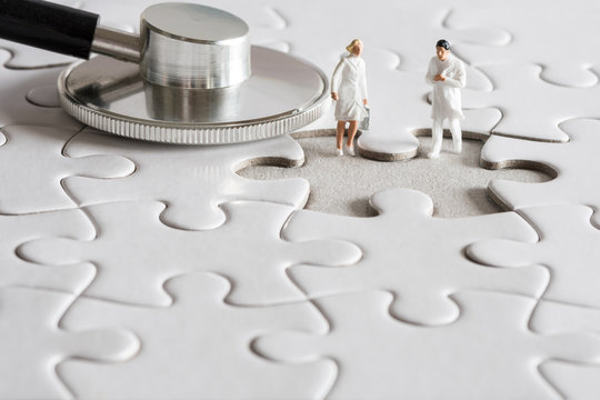 Corona - Couple of doctors searching for missing part of the diagnosis - miniature art