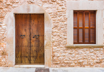 Haus Holz Tür Rustikal mit Fensterladen und Stein Mauer Detail Ansicht