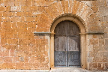 Alte Kirchentür mit Stein Mauer