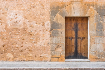 Alte Tür Holz Braun Rustikal mit Stein Mauer und Gehweg