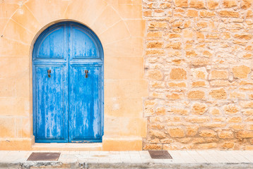 Fototapeta na wymiar Blaue Tür mit Stein Mauer Haus Mediterran