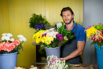 Foto auf Acrylglas Blumenladen Glücklicher Florist mit Blumeneimer