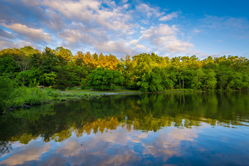 Fototapeta na wymiar Lake Needwood at sunset, at Upper Rock Creek Park in Derwood, Maryland.