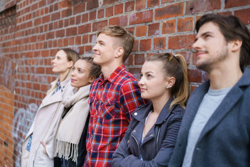 junge leute schauen in gedanken nach oben
