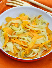 mélange de carottes et oignons en lamelles,
légumes 