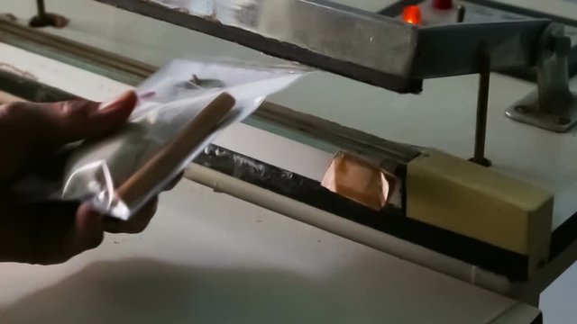 Sealing Plastic Bag with seal machine