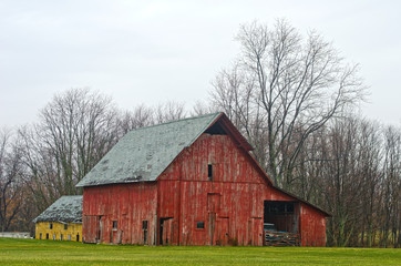 Obraz premium Stara czerwona stodoła w zimie