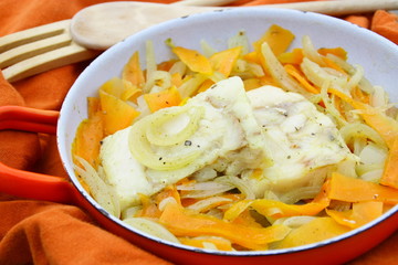 poisson blanc,carottes,oignons,repas dans poêle 